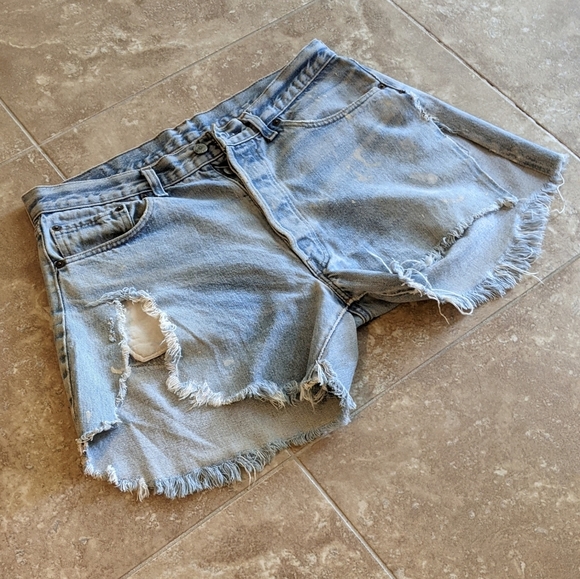 [SOLD] Levi's Vintage Destructed/Distressed Blue Denim Shorts - sz. Large - Picture 2 of 4